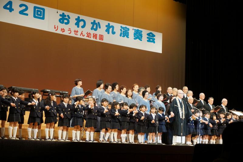 龍仙寺混声合唱団の方と年長児