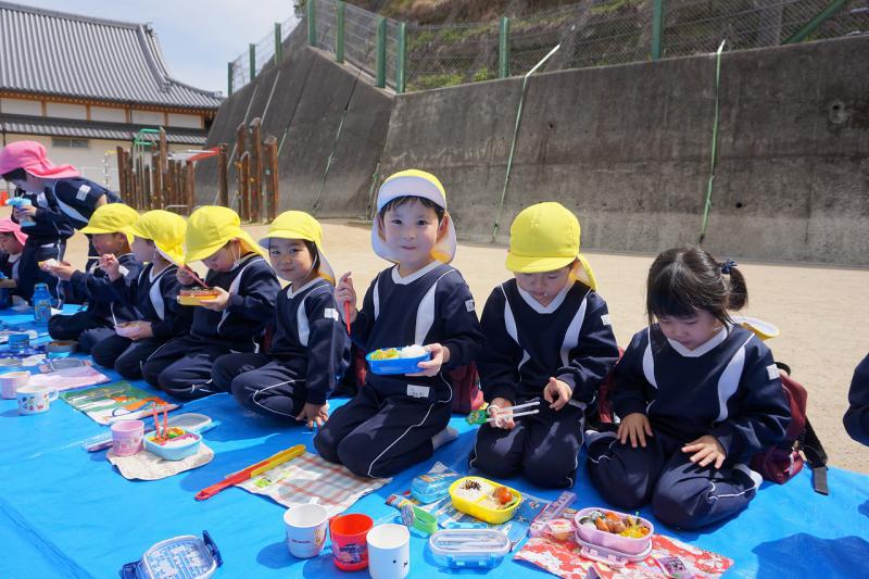 お外で食べるお弁当おいしいな