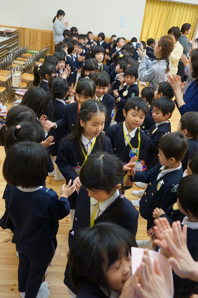 在園児がはなみちをつくって年長さん退場