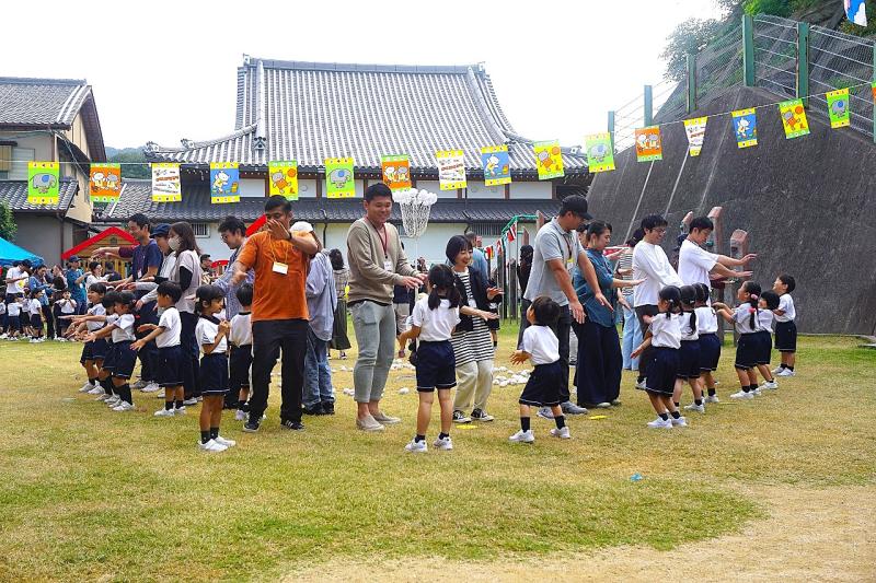 親子でダンシング玉入れ
