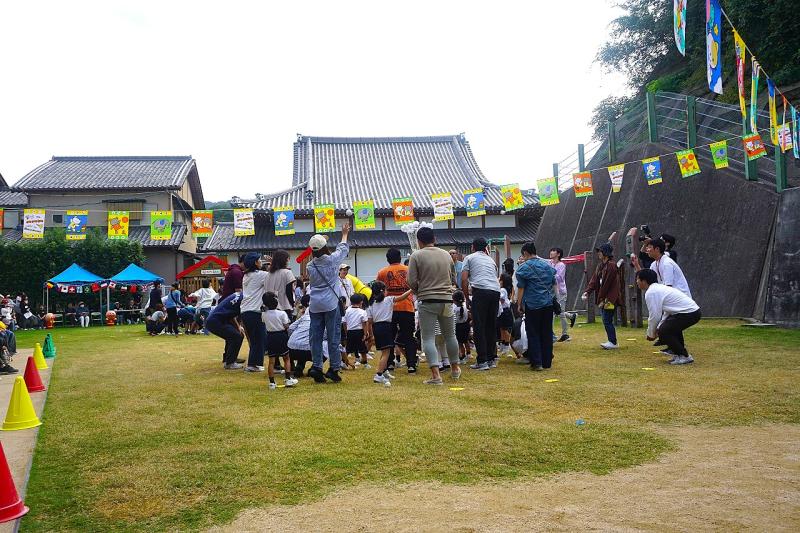 親子でダンシング玉入れ