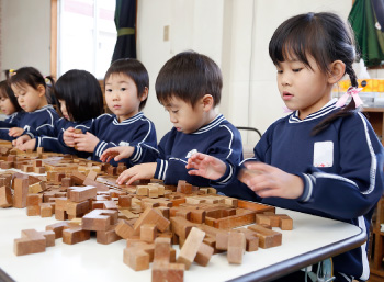 知能教室（積み木遊び）の様子